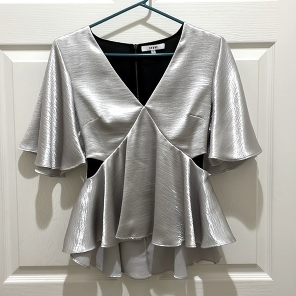 RO & DE Silky Metallic Cut Out Top - Picture 3 of 7